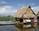 ｜イキトス南部のアマゾン川に浮かぶ家