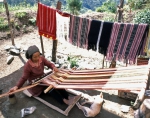 ｜手織りをしているバナウェの農民