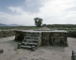 ｜シルカップ遺跡、「双頭の鷲レリーフ」のあるストゥーパの方形基壇