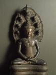 ｜ナガの塒を巻いた体の上に座する仏陀