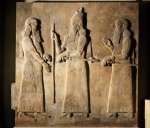 ｜サルゴン2世（左）と高官（中）と官吏（右）