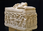 ｜子供達の像で飾られた子供の石棺