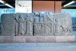 ｜ヒエログリフで書かれた碑文（左）、アララス王と子息カマナス（中左）、アララス王の子供達（中右）、最年少の子供と山羊をともなったアララス王の妃（右）