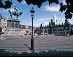 ｜カール10世騎馬像と市庁舎のある中央広場