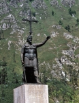 ｜コヴァドンガにたつペラーヨ記念像