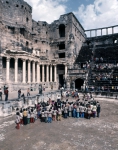 ｜ボスラ遺跡「ローマ劇場」を見学する児童