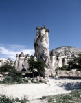 ｜ゼルヴェの谷にある「妖精の煙突」と呼ばれる岩とパシャバー修道院