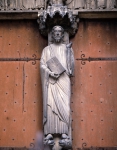 ｜シャルトル大聖堂の南袖廊扉口中央扉の中央柱「右手を上げて教えをたれるキリスト」