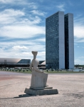 NIEMEYER Oscar｜ブラジル国会議事堂と三権広場に立つ「正義の像」