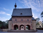 ｜ロルシュ修道院の「王の門」