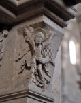 ｜サント＝マドレーヌ大聖堂のナルテックスの南側廊扉口ティンパヌム「福音をもたらす天使」