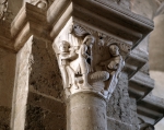 ｜サント＝マドレーヌ大聖堂のナルテックスの柱頭「農民の息子を生き返らせる聖ベネディクト」