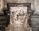 ｜サント＝マドレーヌ大聖堂の内部身廊の柱頭「音楽師と好色を象徴化した悪魔」