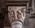 ｜サント＝マドレーヌ大聖堂の内部身廊の柱頭「神聖な木を切倒すように命じている聖マルティヌス」