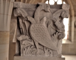 ｜サン・ラザール大聖堂の聖堂僧会堂の内陣旧在の柱頭「三頭の鳥」