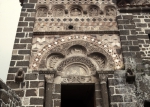 ｜サン・ミシェル・デグイル礼拝堂の左側扉口の三葉型アーチ