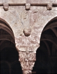 ｜セラボヌ小修道院のトリビューン正面「福音伝道者マルコとヨハネのシンボル」