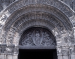 ｜ノートルダム・ラ・グランド教会の西正面中央扉口ティンパヌム「受胎告知」