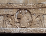｜サン・ジェニ・デ・フォンテーヌ修道院（サン・ミシェル教会）の西正面扉口「栄光のキリストと使徒」（部分）