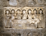 ｜サン＝マルタン・デュ・カニグー修道院教会の回廊の壁にはめ込まれたレリーフ