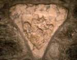 ｜サン＝マルタン・デュ・カニグー修道院教会の回廊の壁にはめ込まれたレリーフ