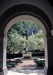 
｜リヨン美術館の入口の中庭