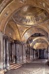 ｜サン・マルコ大聖堂の柱廊に囲まれた中庭とアプラハムの生涯を描いた小クーポラ