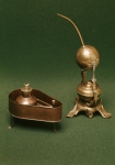 ｜実験用オイルランプと気力球（右）