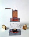 ｜1905年ラザフォードがラジウムによって発されるα線が正の電荷を持つ素粒子であることを証明するのに使った装置の複製