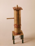 ｜1906年、ラザフォードがラジウム及びアクティニュウムにより発されるα素粒子の質量や速度を測定するのに使用した装置の複製