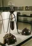 ｜1654年のマクデブルクの半球の実験に用いられた青銅の半球と真空ポンプ