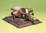 ｜1877年に造った錫箔をはった円筒を手で回転させる蓄音機