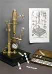｜カフの金メッキが施された顕微鏡