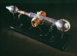 ｜電子の電荷と質量の比の測定するために用いられた実験装置（真空管）