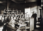 ｜病理学博物館で講義するウィルヒョー、1901年