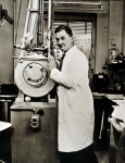 ｜ストックホルムの生化学の為のノーベル協会の実験室でのテオレル、1955年