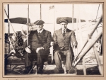 ｜レオン・ボレを乗せ操縦するウィルバー・ライト、1908年