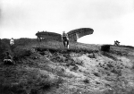 ｜固定翼グライダーで飛び降りるリリエンタール、1891年